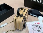 Chanel caviar cosmetic bag， comes with a case - Image 18