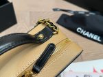 Chanel caviar cosmetic bag， comes with a case - Image 17