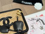 Chanel caviar cosmetic bag， comes with a case - Image 15