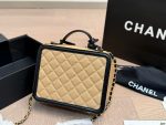 Chanel caviar cosmetic bag， comes with a case - Image 14