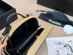 Chanel caviar cosmetic bag， comes with a case - Image 13