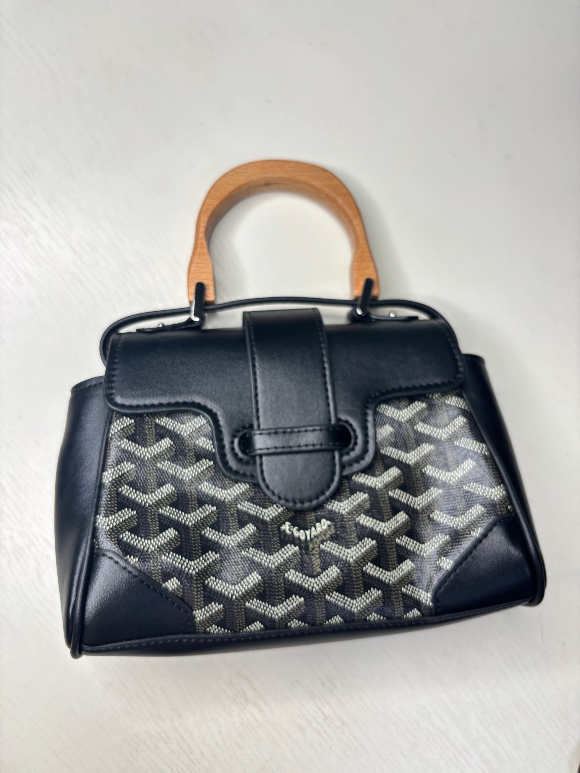 13431839671949970 Goyard Y‑Pattern Print Wooden Handle Flap Handbag - Image 1