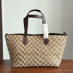 Double‑G Quilted Tote Bag With Pouch - Image 22
