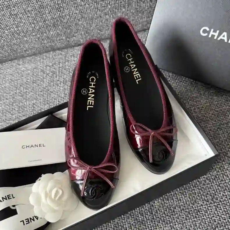 O1CN01YFZggQ1fUdNbvHuee_!!4611686018427380458-0-xy_item.jpg_790x10000Q90.jpg_ Chanel Burgundy Croc Embossed Patent & Black Bow Ballerina Flats with CC Logo - Image 1