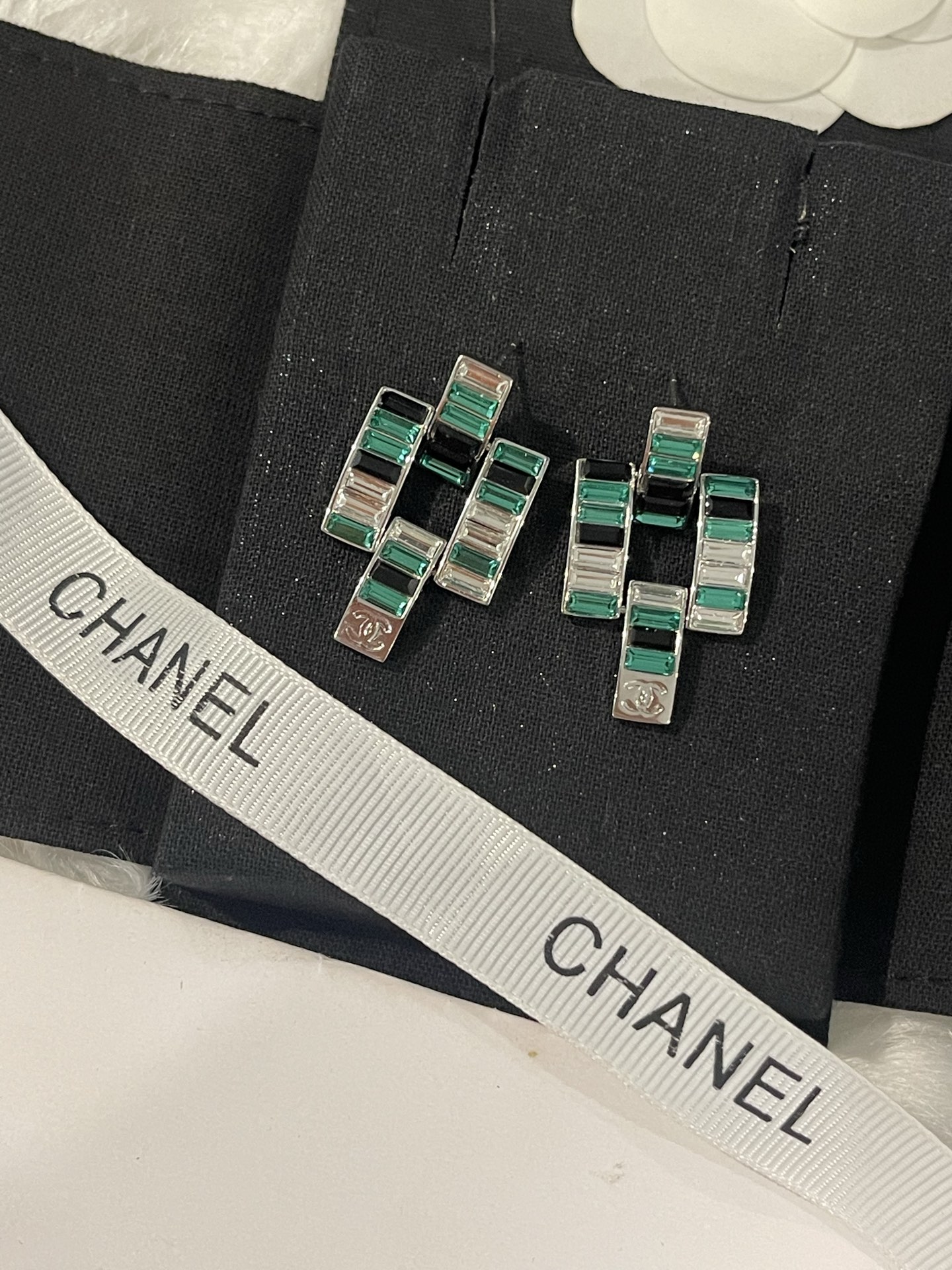wsxc1789127586116_5 Chanel New Emerald & Silver-Tone Baguette Diamond Long Drop Earrings - Image 1