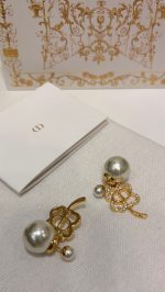 Dior Gold Tone CD Openwork Clover Earrings with Mixed-Size Pearls - Image 7