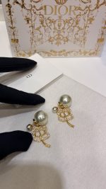 Dior Gold Tone CD Openwork Clover Earrings with Mixed-Size Pearls - Image 8