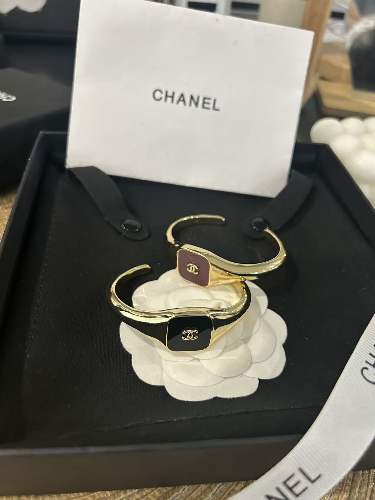 wsxc1789214248758_0 Chanel new oval/square polished black/red enamel oil drop bracelet - Image 1