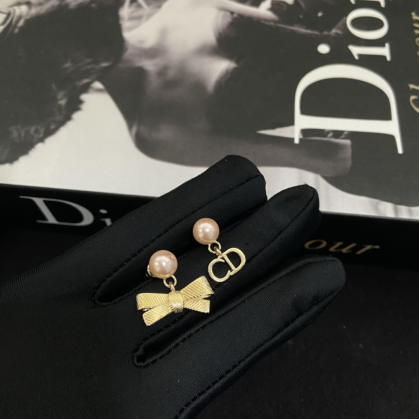 wsxc1789381412349_1 Dior new bow CD letter earrings - Image 1