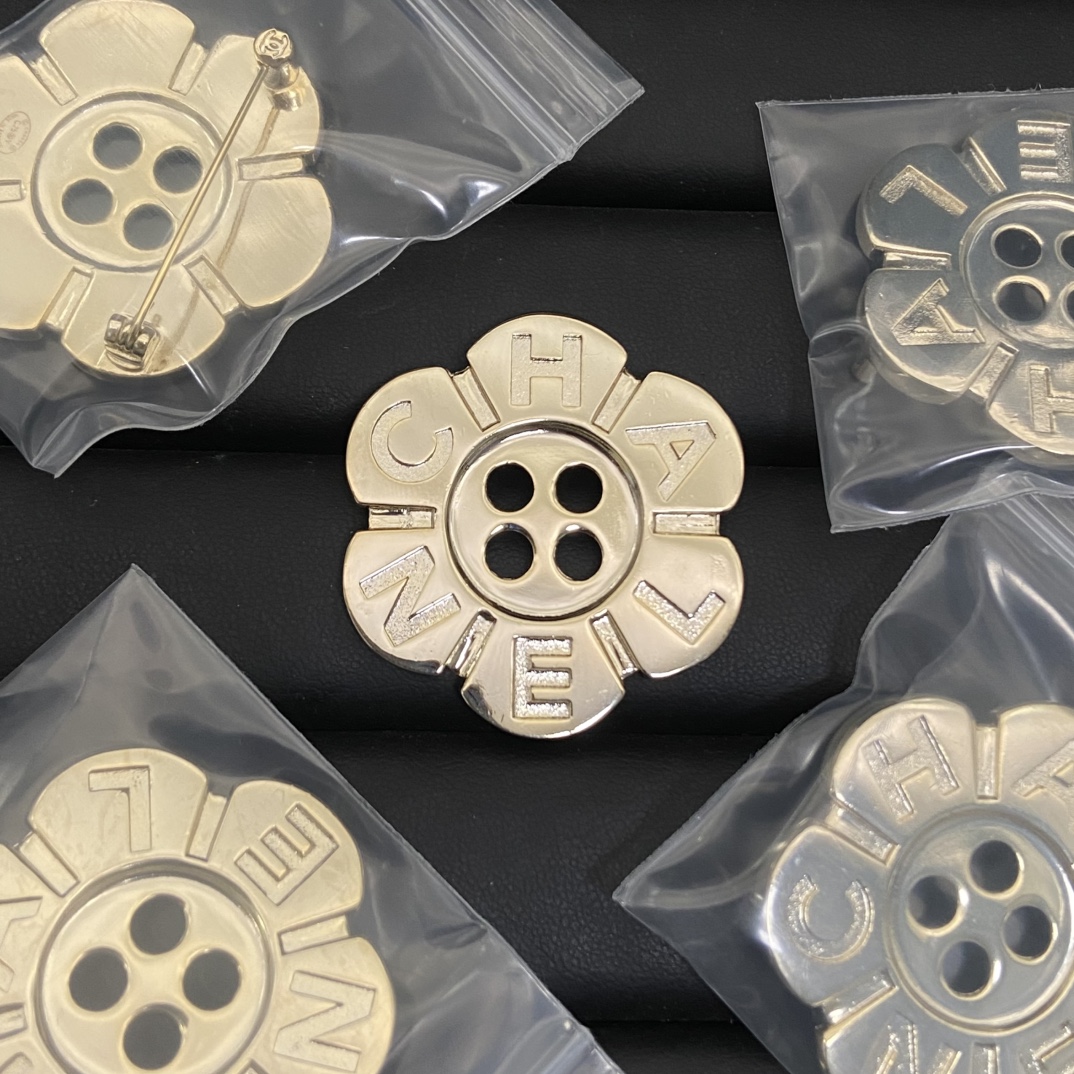 wsxc1789394382922_0 Chanel 25K New Flower Button Letter Brooch - Image 1