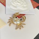 Chanel Style Luxury Imitation Mother of Pearl Crab Brooch (Gold CC Logo Ocean Theme)