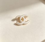 Chanel Style Classic Interlocking CC Pearl Finish Brooch (Vintage Gold Trim Elegant Pin)