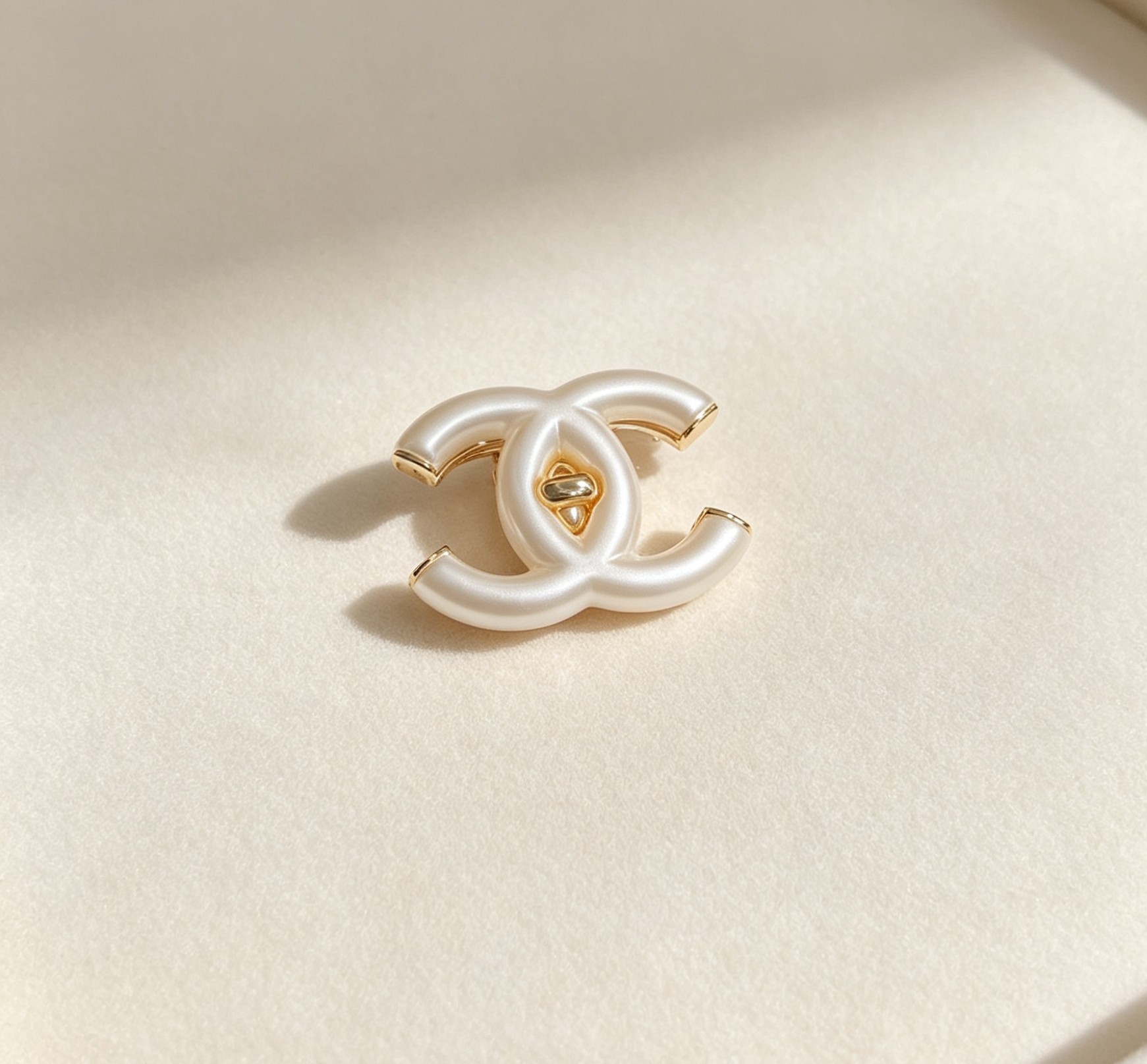wsxc1789662537111_0 Chanel Style Classic Interlocking CC Pearl Finish Brooch (Vintage Gold Trim Elegant Pin) - Image 1