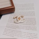Chanel Style Classic Interlocking CC Pearl Finish Brooch (Vintage Gold Trim Elegant Pin) - Image 2