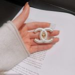 Chanel Style Classic Interlocking CC Pearl Finish Brooch (Vintage Gold Trim Elegant Pin) - Image 3