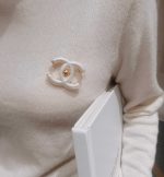Chanel Style Classic Interlocking CC Pearl Finish Brooch (Vintage Gold Trim Elegant Pin) - Image 4