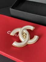 Chanel Style Classic Interlocking CC Pearl Finish Brooch (Vintage Gold Trim Elegant Pin) - Image 6