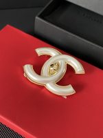 Chanel Style Classic Interlocking CC Pearl Finish Brooch (Vintage Gold Trim Elegant Pin) - Image 7