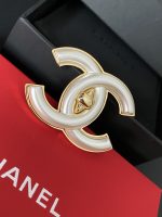 Chanel Style Classic Interlocking CC Pearl Finish Brooch (Vintage Gold Trim Elegant Pin) - Image 9