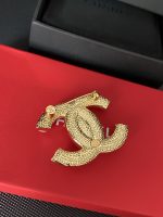 Chanel Style Classic Interlocking CC Pearl Finish Brooch (Vintage Gold Trim Elegant Pin) - Image 10