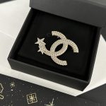 Chanel Style Luxury Paved Crystal CC Brooch with Shooting Star Charm (Sparkling Rhinestone Pin)