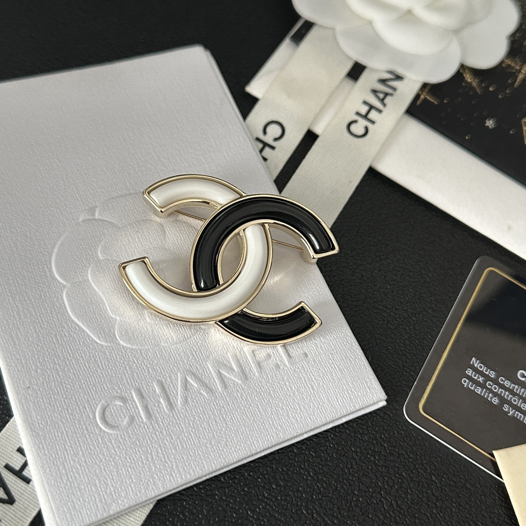 wsxc1789663514566_0 Chanel Style Classic Black & White Enamel CC Brooch (Vintage Gold Trim Elegant Pin) - Image 1