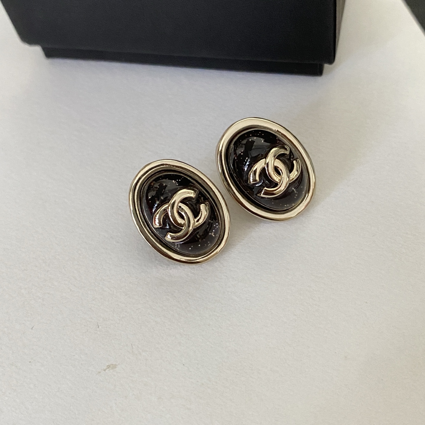 wsxc1789741627453_2 Chanel Gold-flecked Resin Relief Embossed Metal Earring Stand With CC Logo - Image 1